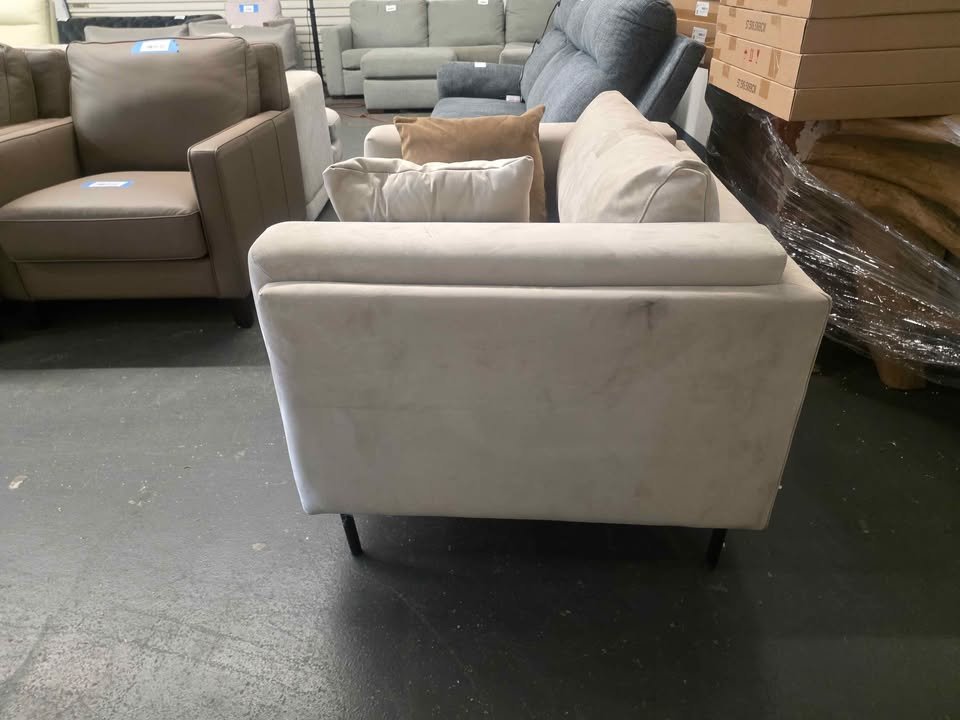 Betz 45" W Tufted upholstered Deep Seated Chair - Image 4