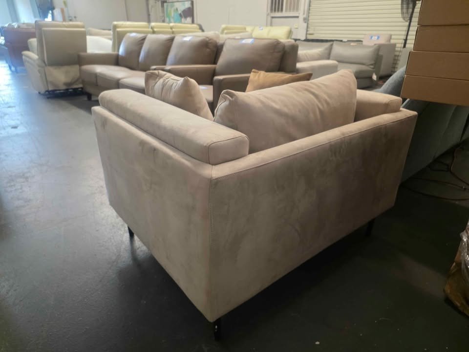 Betz 45" W Tufted upholstered Deep Seated Chair - Image 5