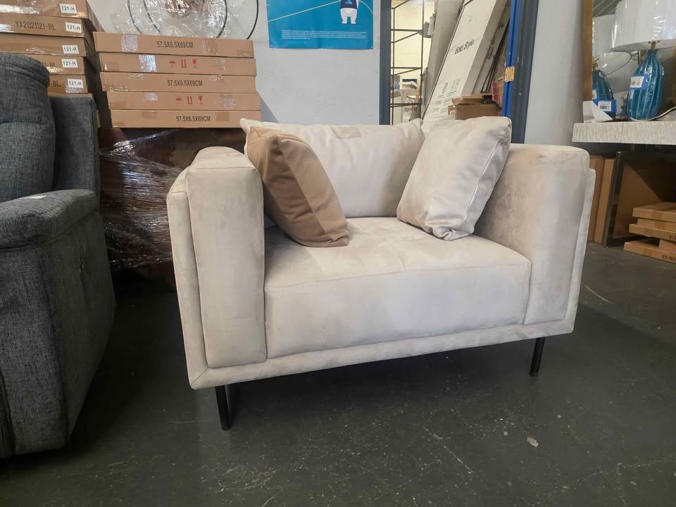 Betz 45" W Tufted upholstered Deep Seated Chair - Image 6
