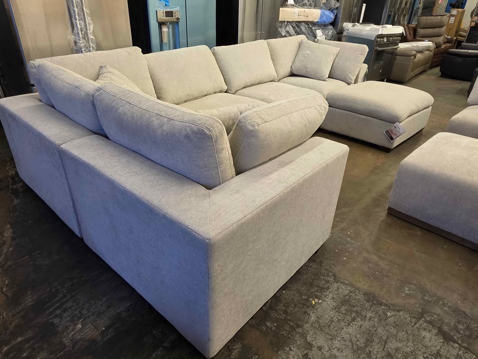 Thomasville Lowell 6-piece Modular Sectional - Image 10