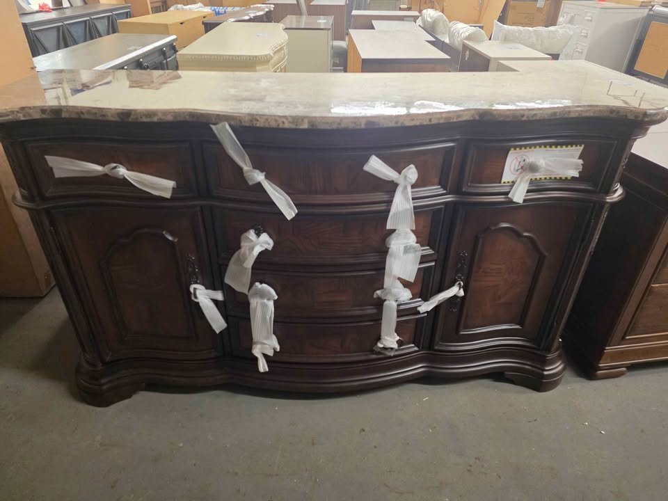 Best Master Furniture Door dresser with marble top - Image 4