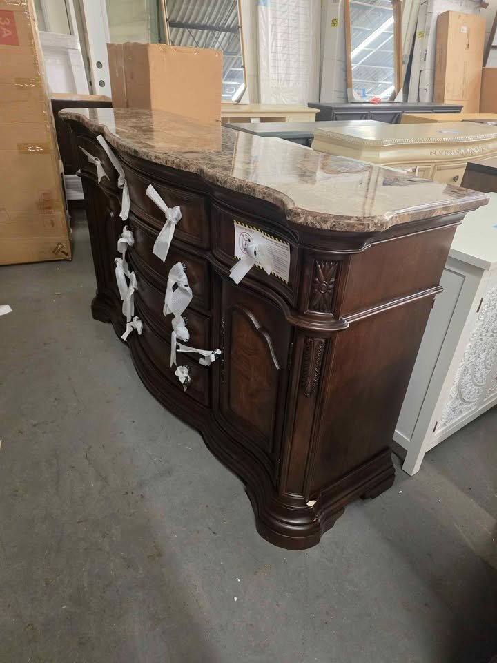 Best Master Furniture Door dresser with marble top - Image 6