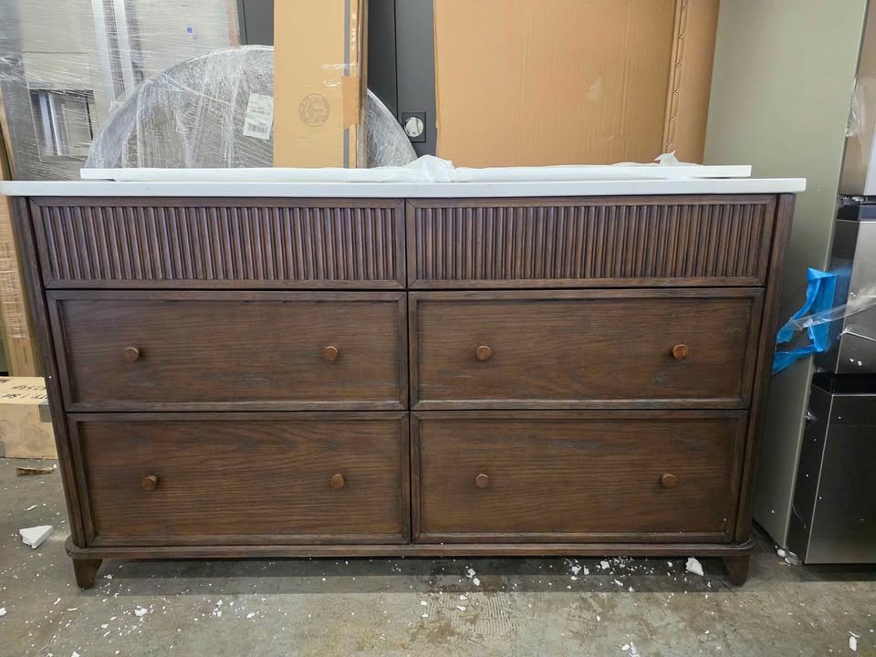 Kathryne 60" Vanity in Enhanced Brown Oak Quartz Countertop ( Cracked in Pictures ) Retails $2700.00 - Image 7