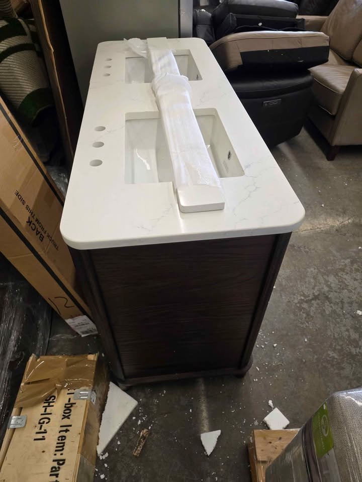Kathryne 60" Vanity in Enhanced Brown Oak Quartz Countertop ( Cracked in Pictures ) Retails $2700.00 - Image 9