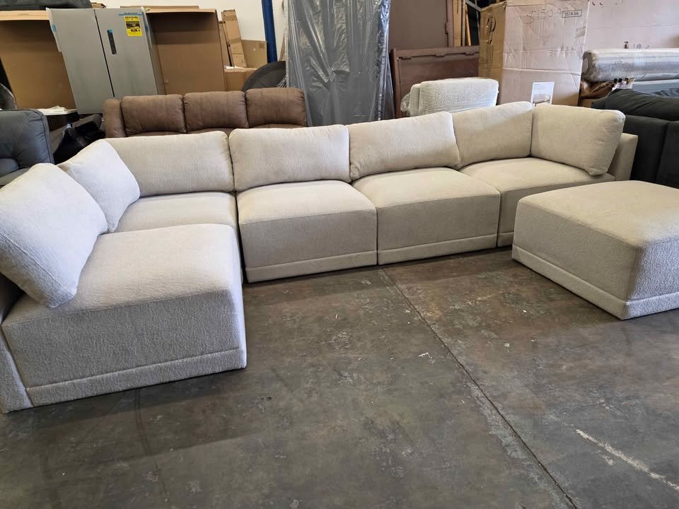 Thomasville Fallon Modular Sectional 6-piece Cream with Ottoman - Image 6