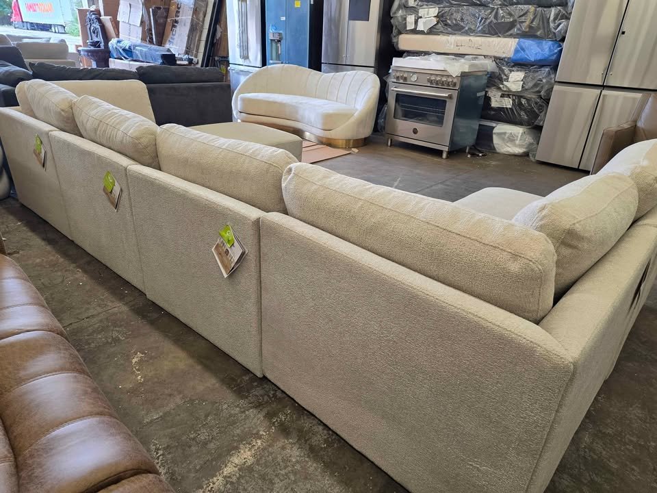 Thomasville Fallon Modular Sectional 6-piece Cream with Ottoman - Image 8
