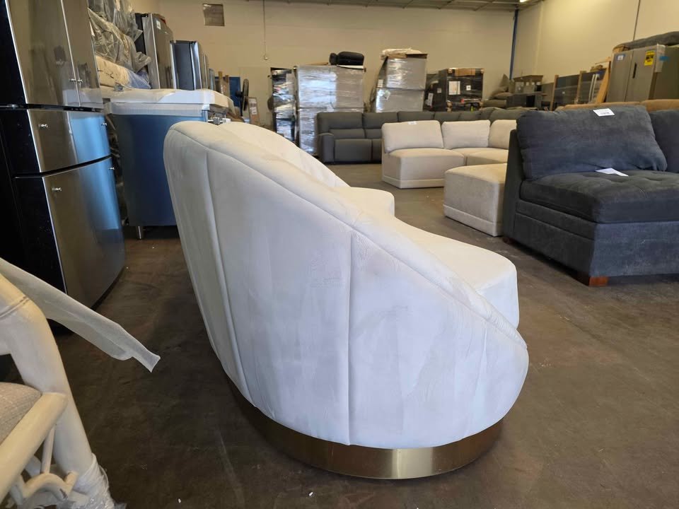 Meridian Furniture Shelly 90" Velvet Curved Sofa - Image 9
