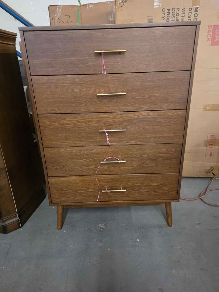 Nevio 47.5"H 5-Drawer Wood Chest with Tapered Legs - Image 5