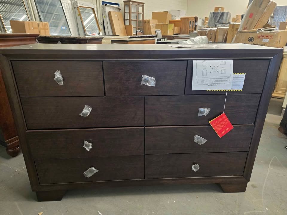 Louisburgh Dark Merlot 9-drawer Dresser - Image 5