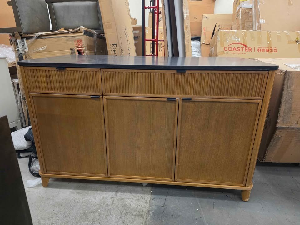 Kathryne 60" Kitchen Island in Oak Quartz Countertop - Image 6