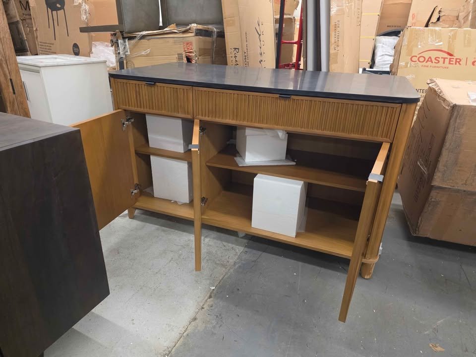 Kathryne 60" Kitchen Island in Oak Quartz Countertop - Image 7