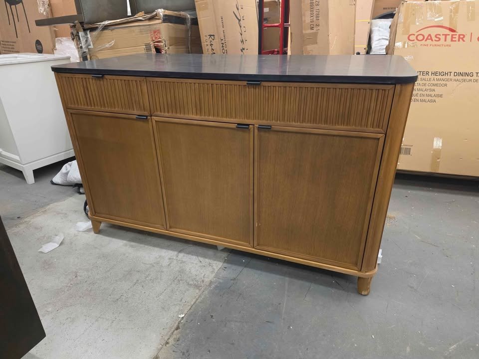 Kathryne 60" Kitchen Island in Oak Quartz Countertop - Image 9
