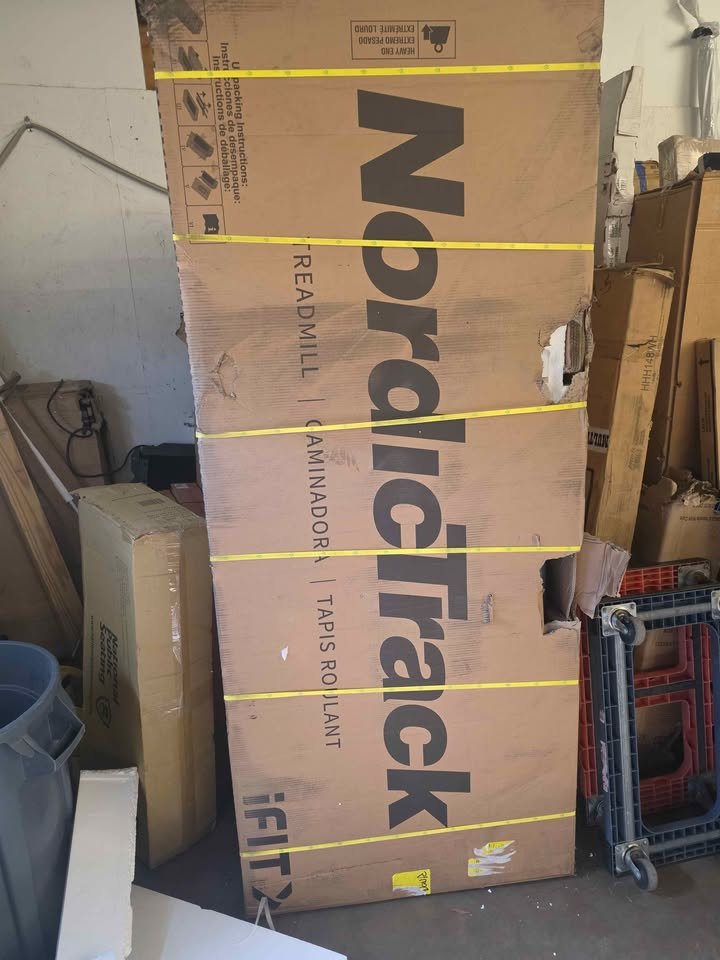 NordicTrack Commercial LE Folding Treadmill with iFIT - Image 10